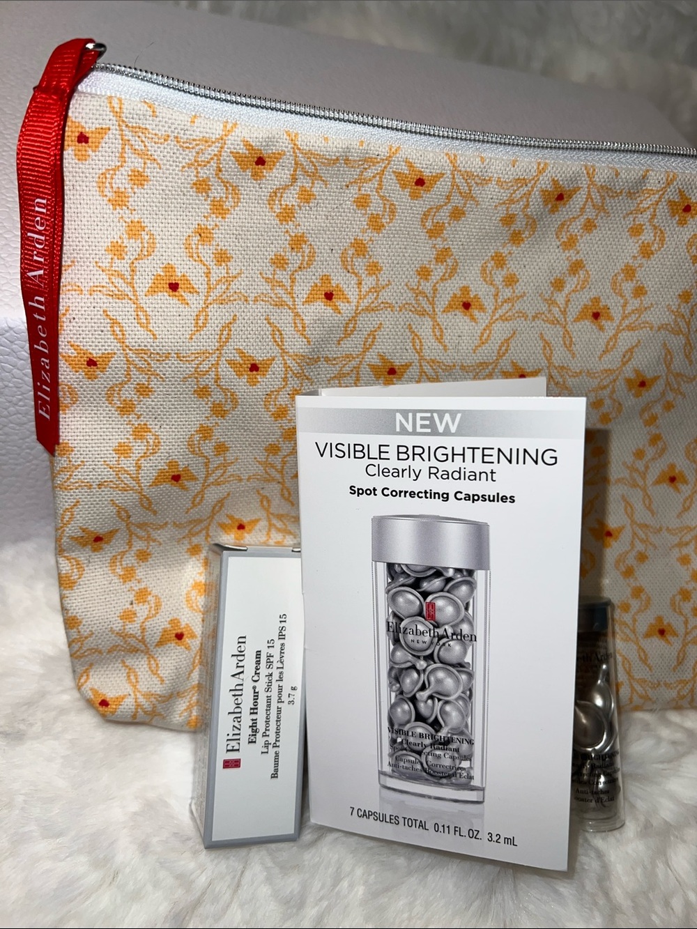 Elisabeth Arden set: 8 hr lip balm SPF 15 - sample serum capsules + toiletry bag
